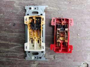 トラッキング現象(コンセント解体内部)