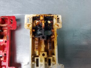 トラッキング現象(溶けてしまった部分)